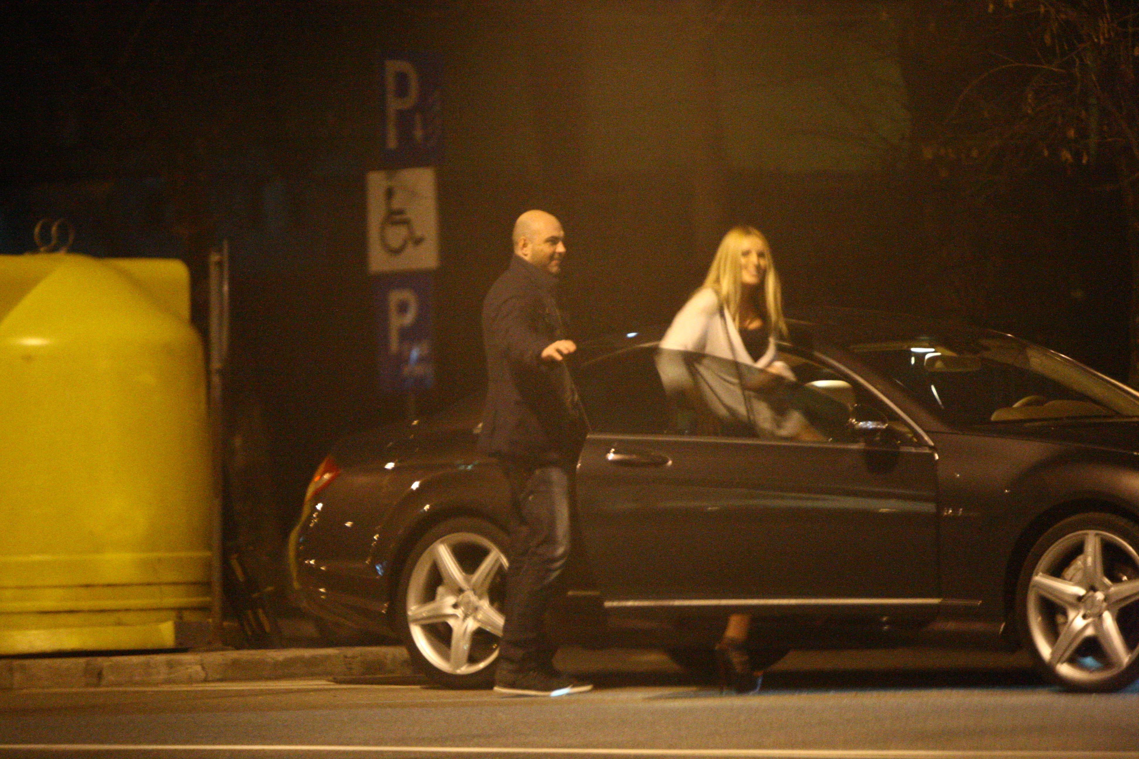 Ca un adevarat gentleman, Paul, tine usa de la masina pentru ca Denisa sa urce