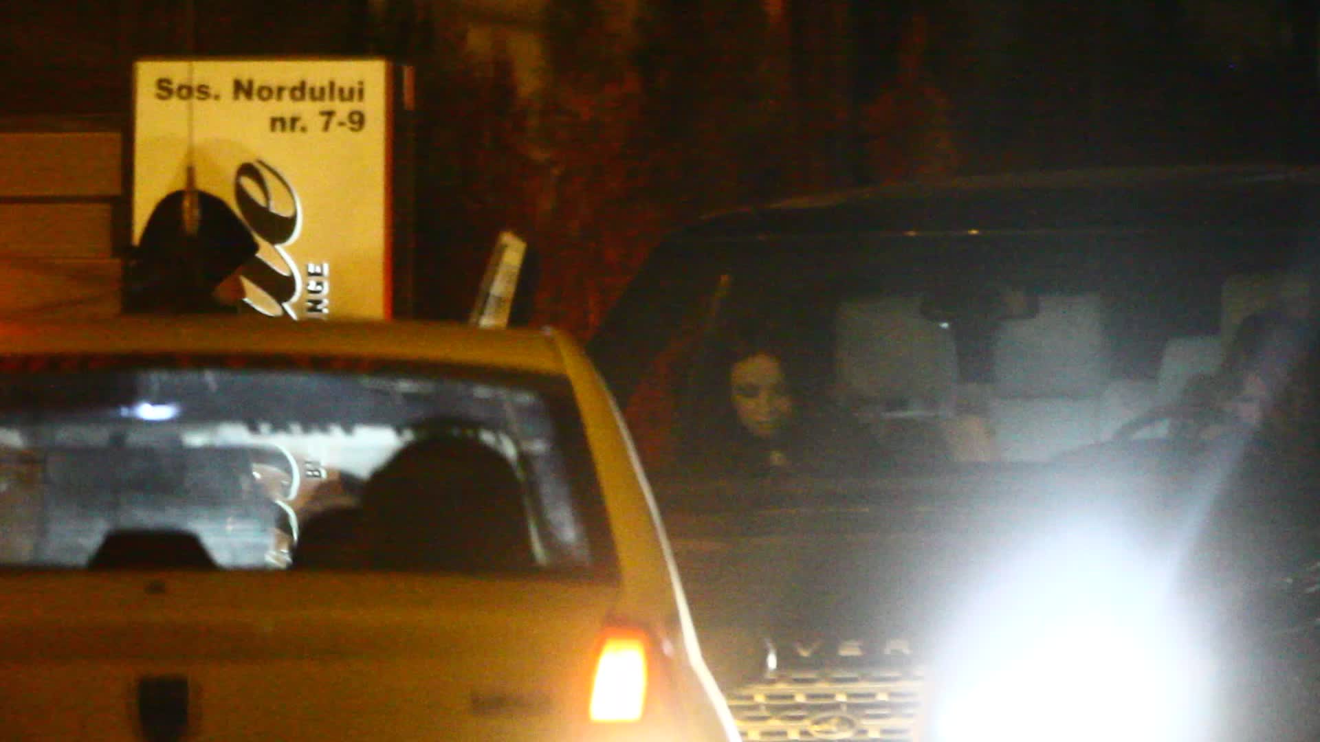 In momentul in care Alexandra il vede pe fostul iubit cu alta femeie, paraseste restaurantul