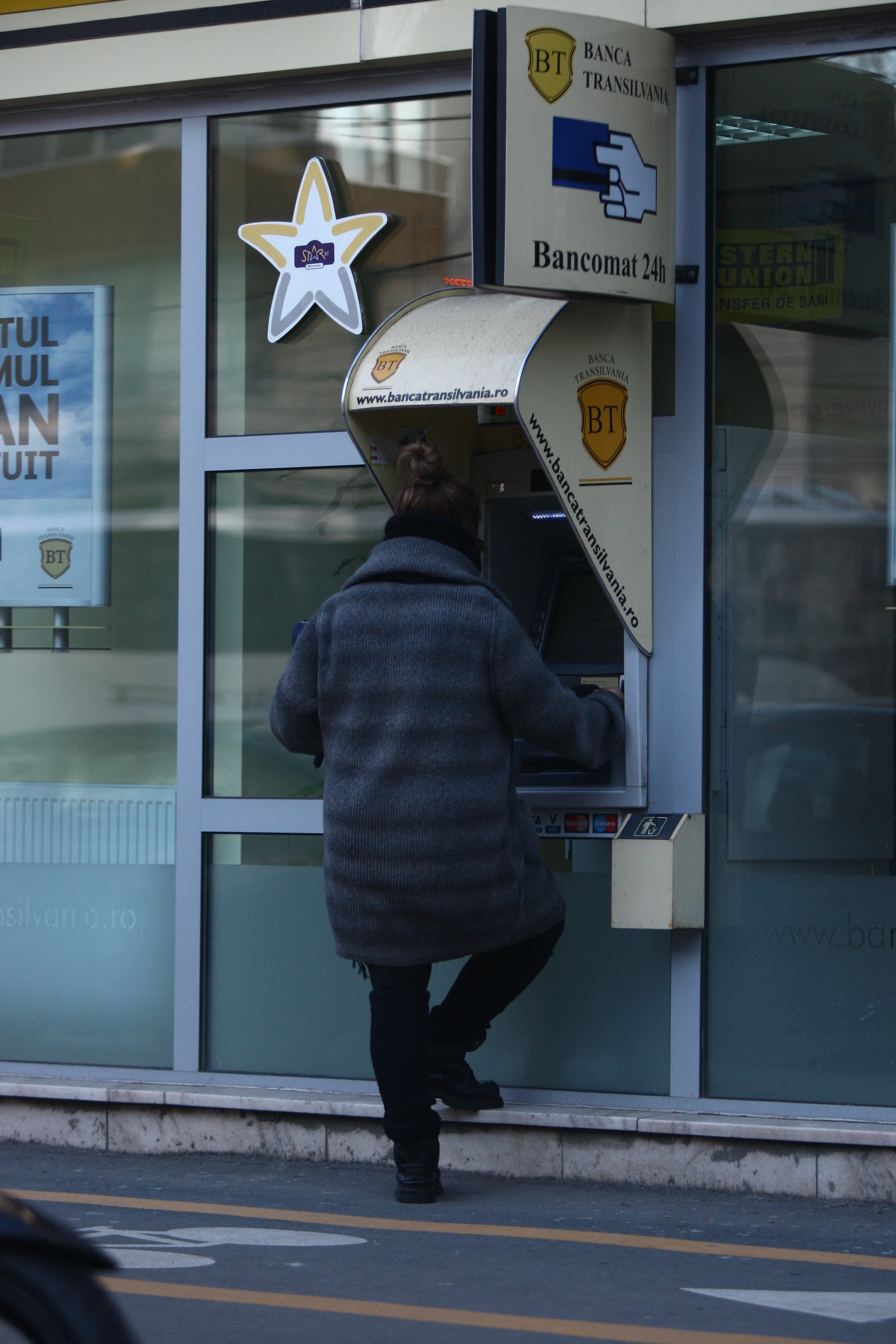 Anca scoate bani de la bancomat, cu care cumpara mancare pentru catei