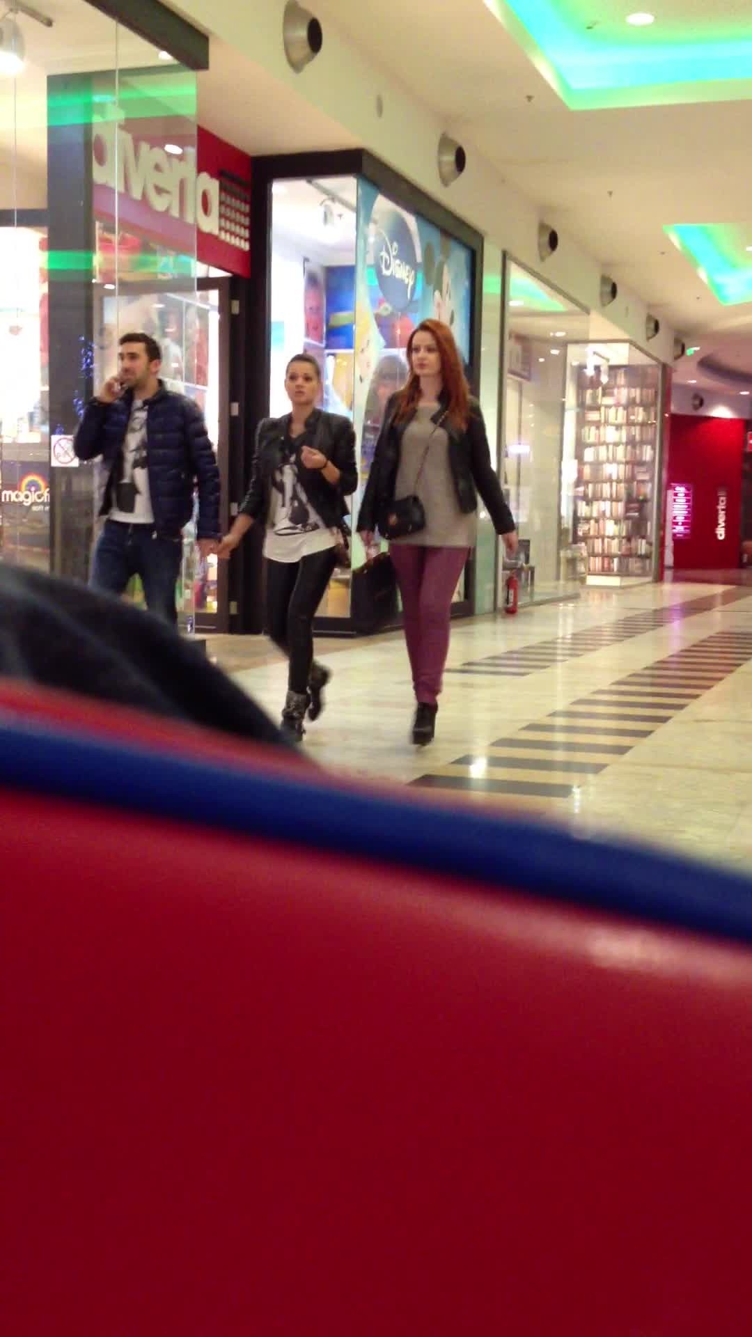 Fotbalistul se plimba in mall cu doua domnisoare