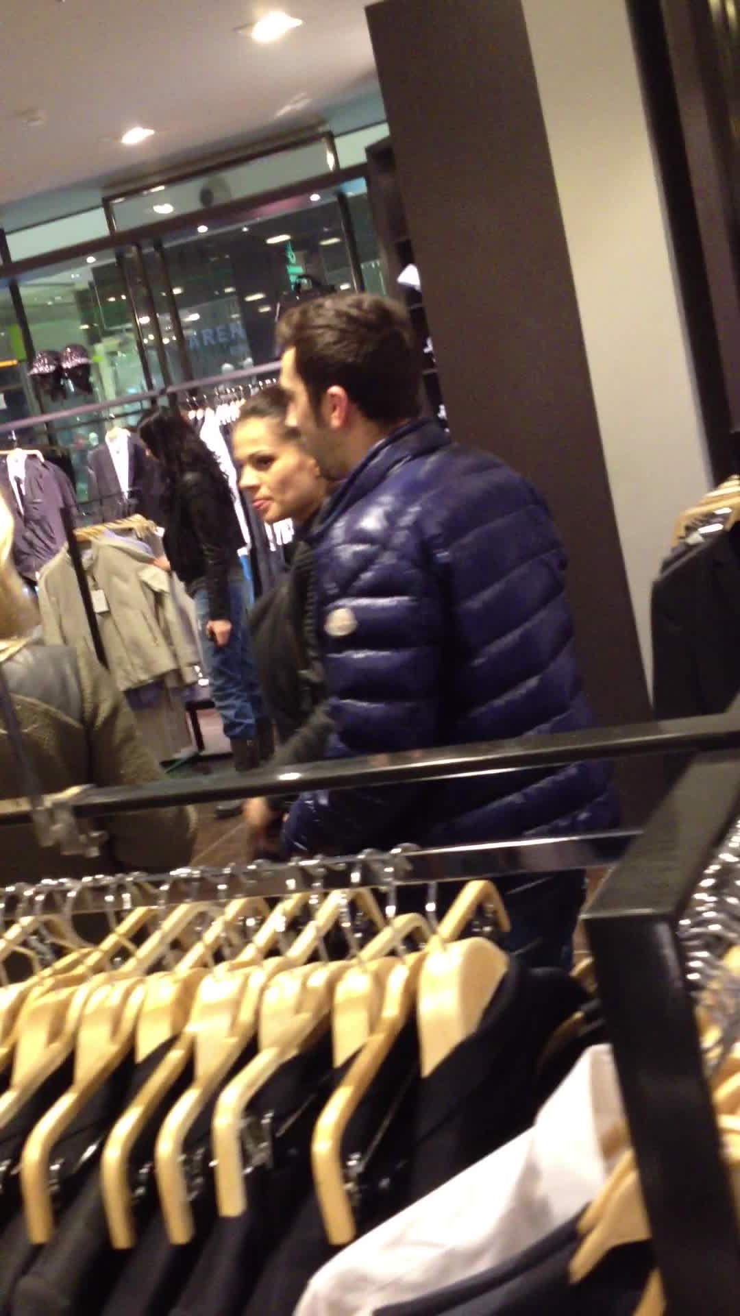 Fotbalistul achita hainele cumparate de iubita sa si cealalta domnisoara