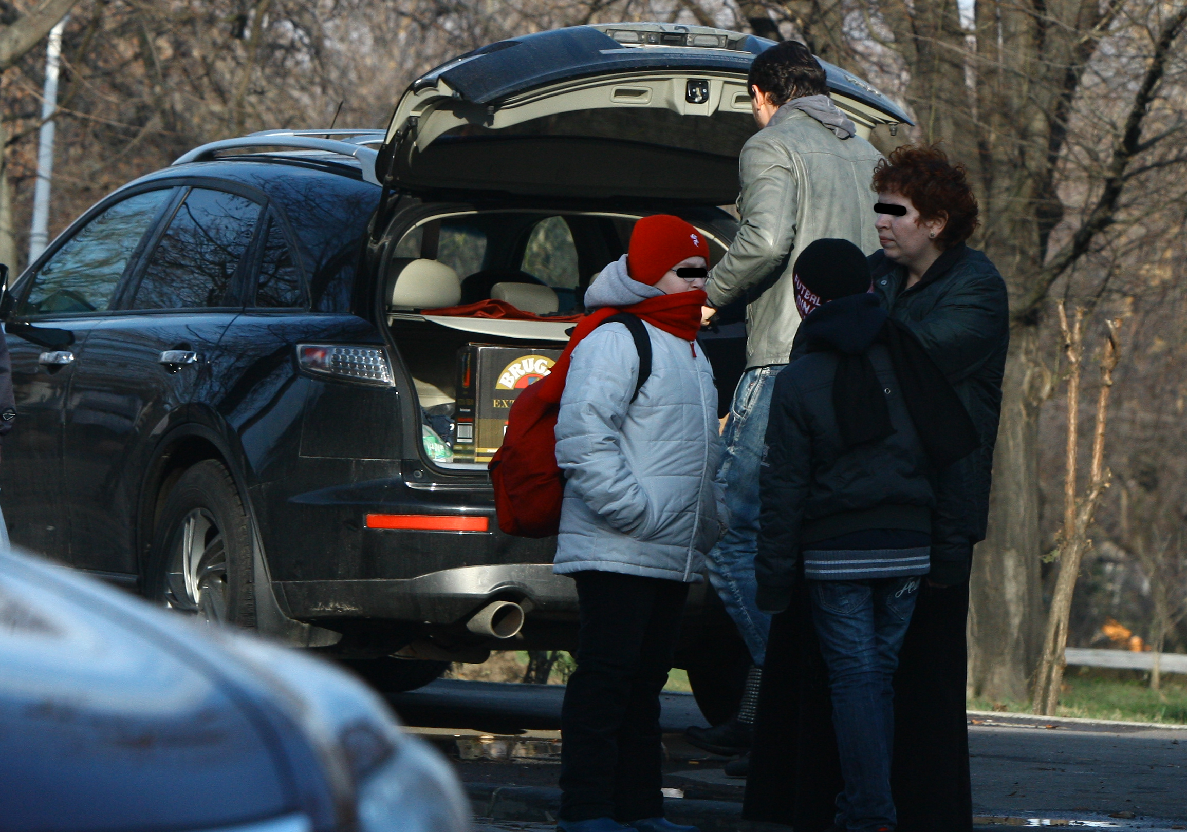 Handbalistul ia baxul de bautura din masina amicei care i l-a procurat...