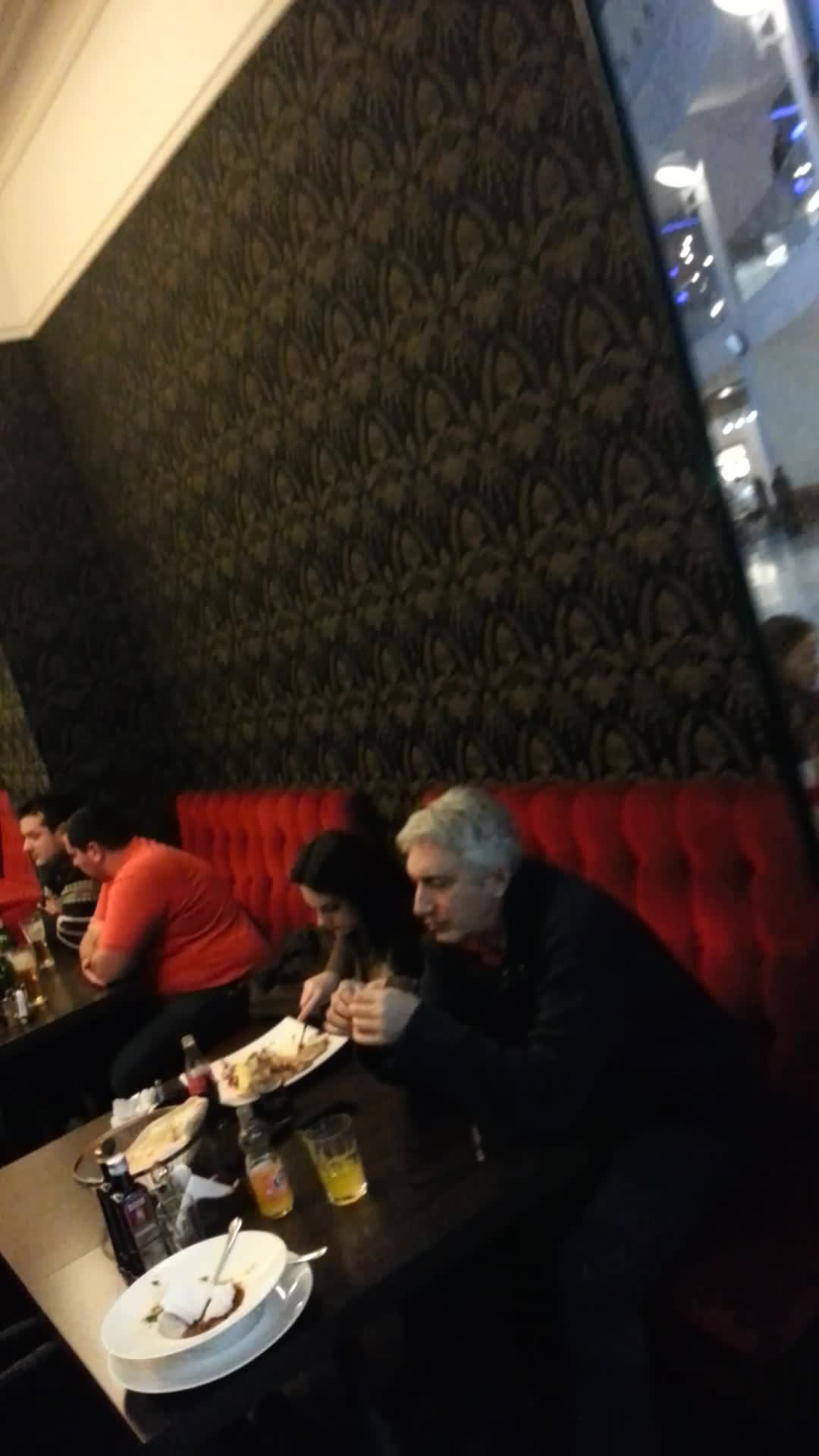 Teava iese cu iubita la restaurant, dar se ignora reciproc
