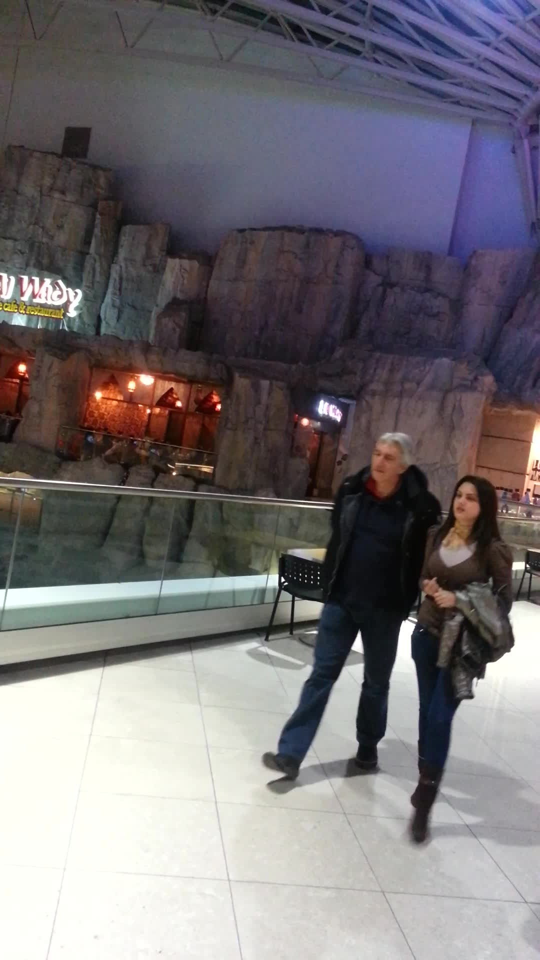 Catalin se plimba cu pustoaica prin mall, dar ii e rusine sa o tina de mana