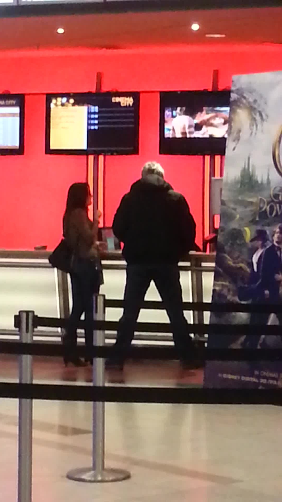 Actorul isi duce iubita la film