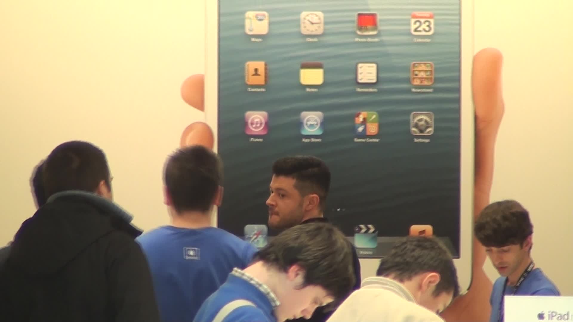 Victor se uita la Ipad-uri si telefoane de fite