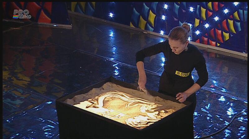 Sensibil! Vei rămâne uimit de ce poate face cu mâinile în nisip!