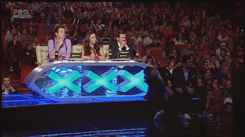 Sensibil! Vei rămâne uimit de ce poate face cu mâinile în nisip!