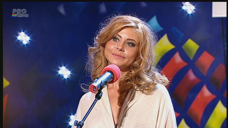 Mişcări divine, coapse sublime! Nu e Shakira, e bănăţeanca Anca! Uite cum a putut sa danseze în faţa lui Andi şi a lui Mihai Petre