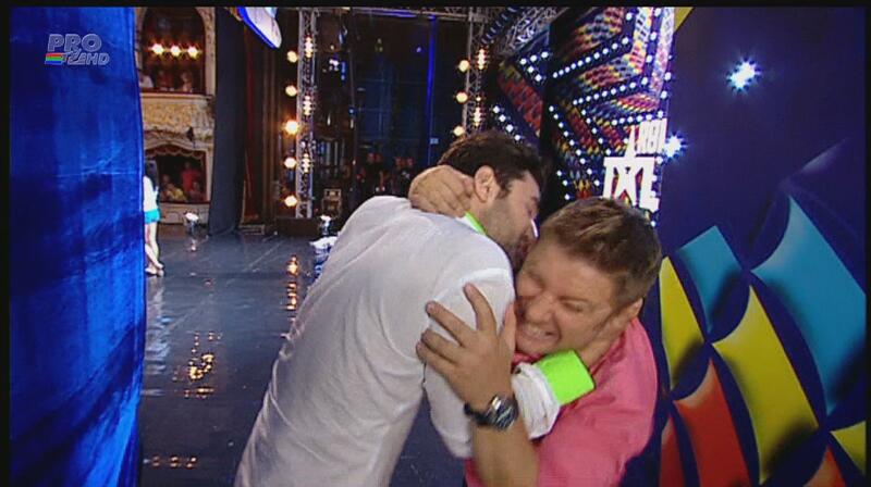 Bartoş şi Smiley, la un pas să se sărute la Romanii au Talent! Nu le-a reuşit, aşă că s-au îmbrăţişat tandru!