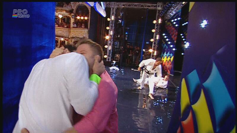Bartoş şi Smiley, la un pas să se sărute la Romanii au Talent! Nu le-a reuşit, aşă că s-au îmbrăţişat tandru!