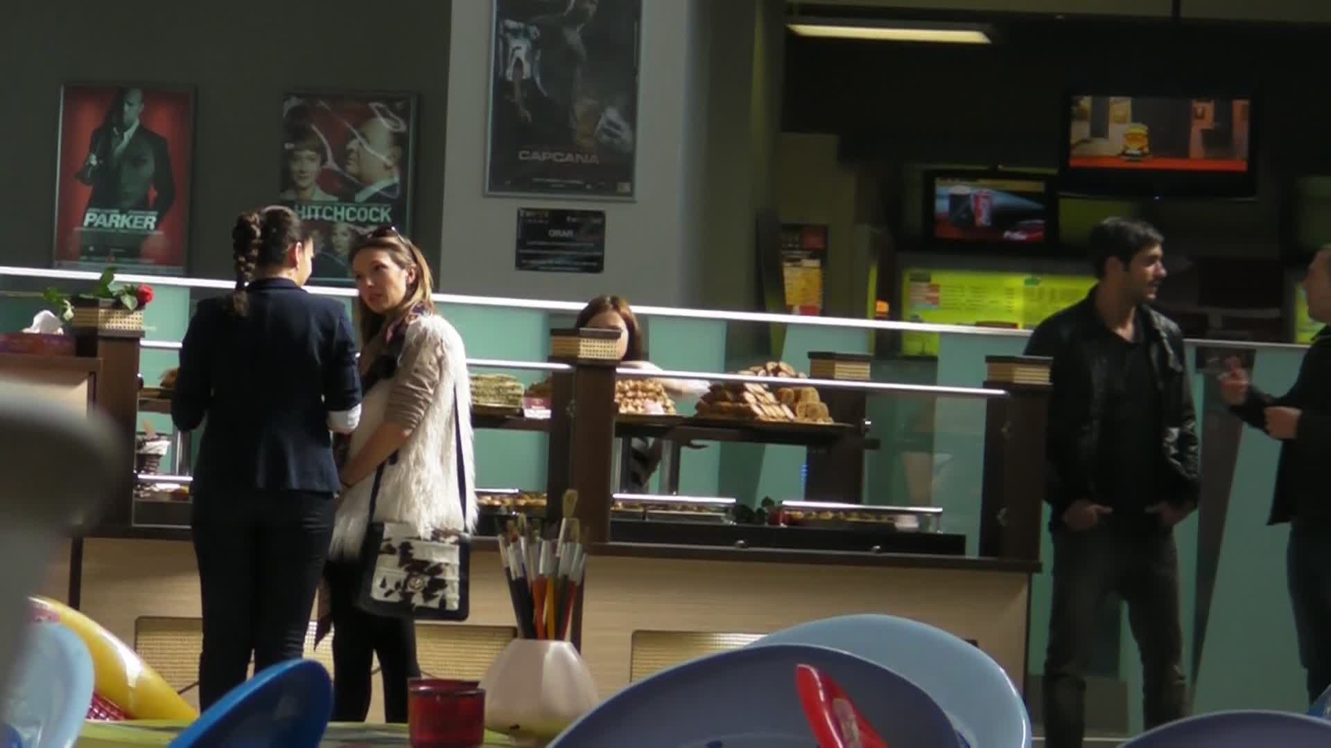 Adela se uita atent la vitrina plina cu diverse sortimente de prajituri