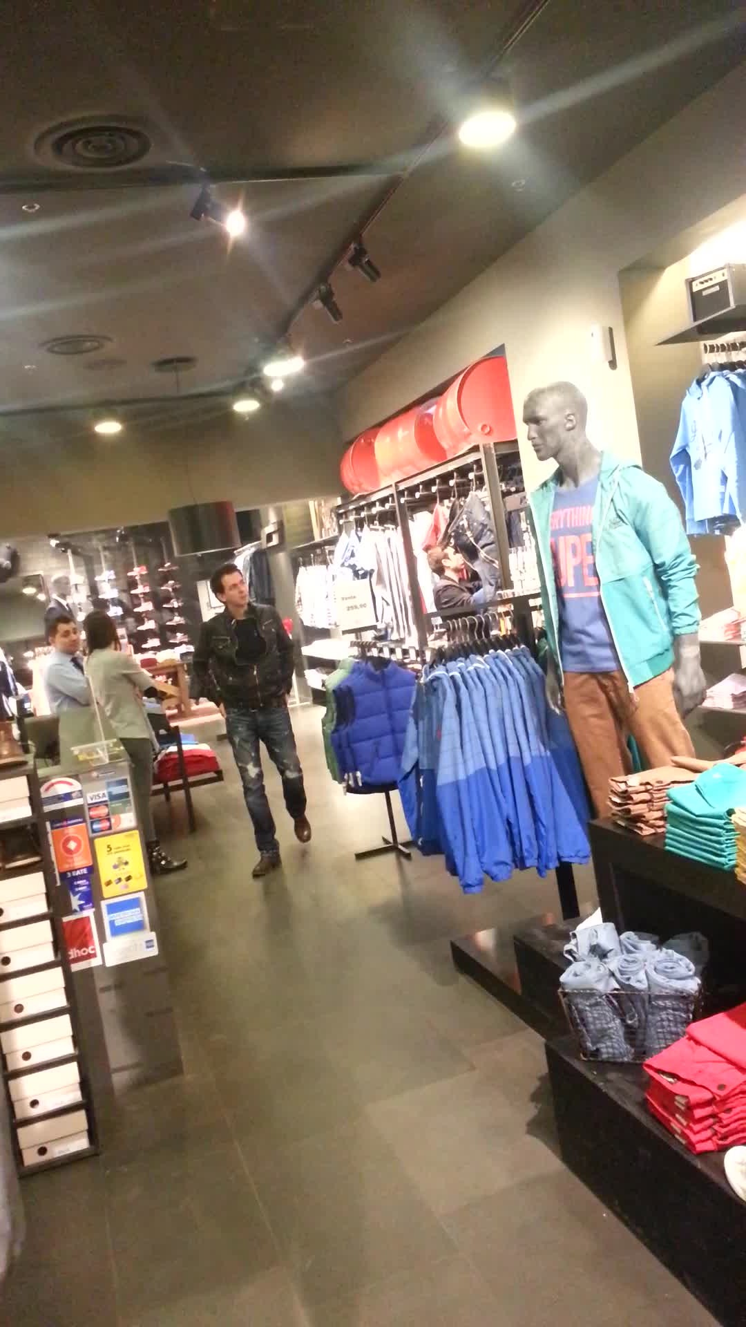 Keo a probat cateva camasi si tricouri