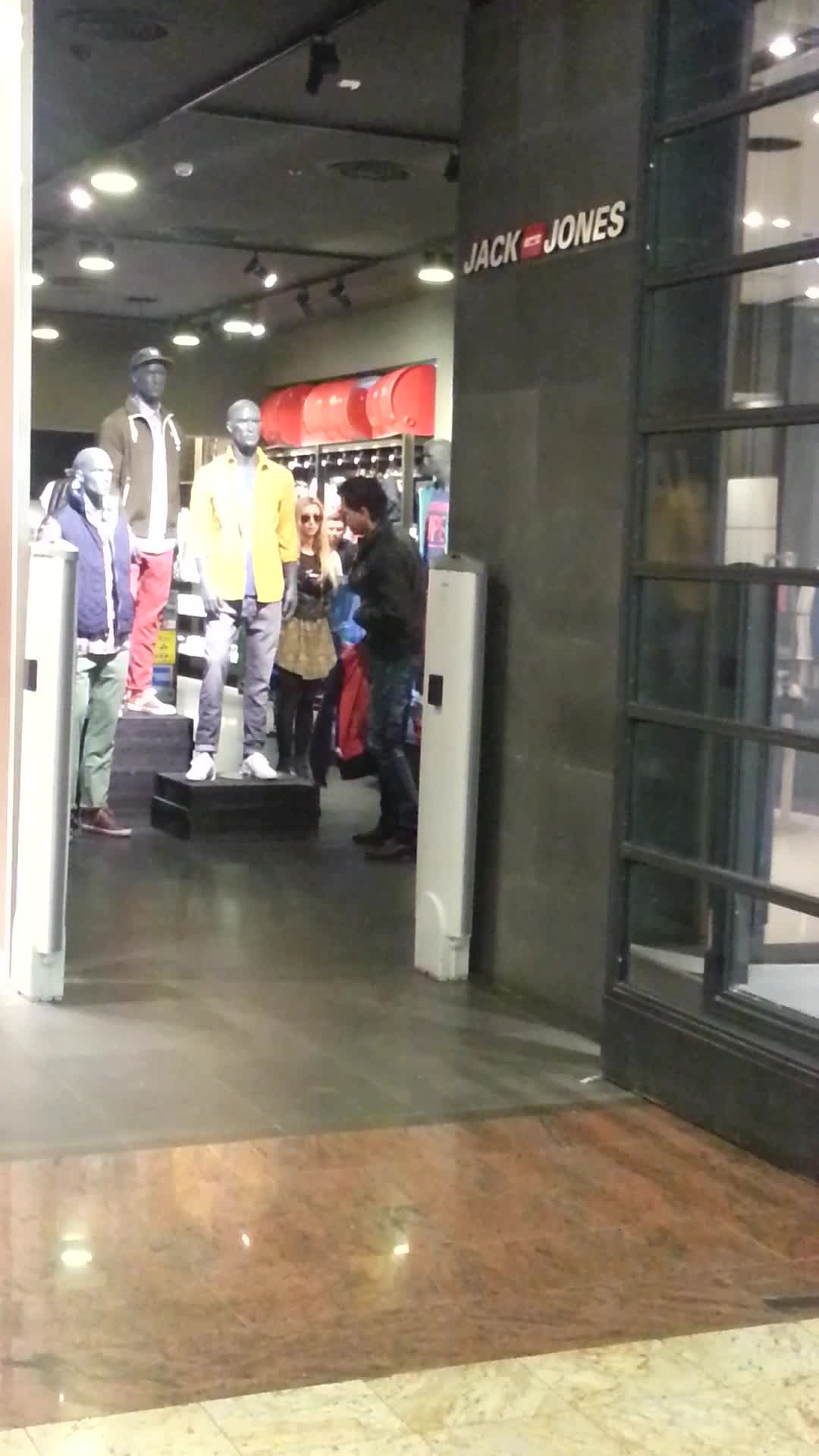 Andreea ia hainele de la Keo, merge la casa si le achita