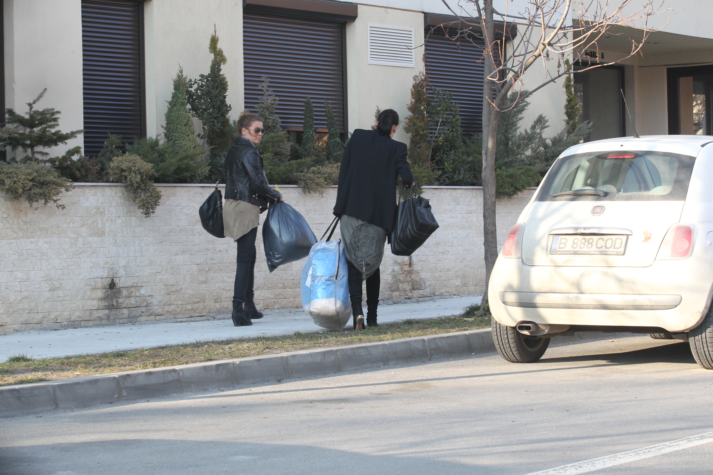 Incarcate cu marfa, fetele se indreapta spre adresa la care trebuie sa ajunga