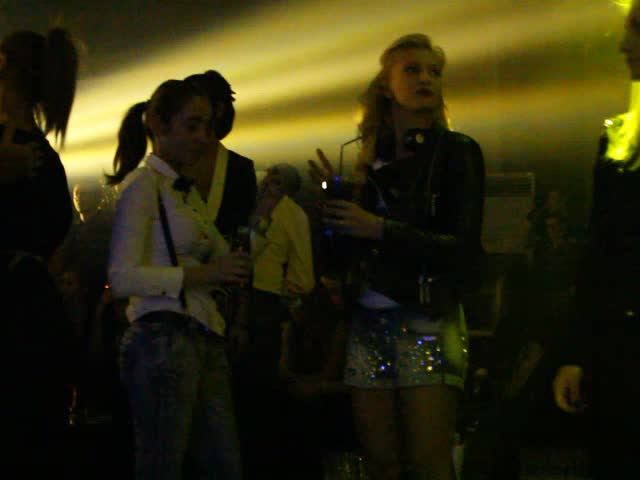 Artista a venit in club alaturi de cateva prietene