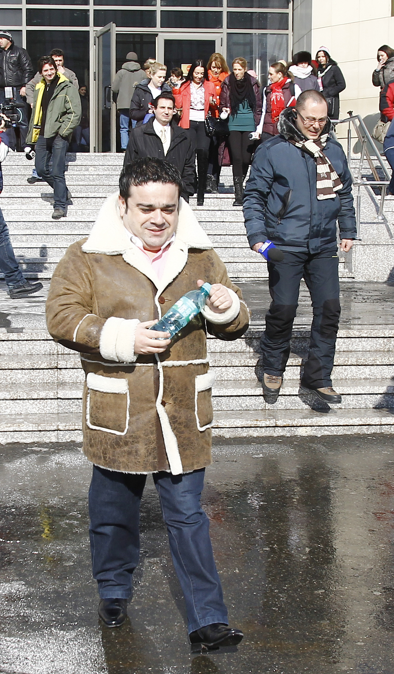 Adi Minune si Mona sunt martori intr-un proces, fapt ce le interzice sa interactioneze