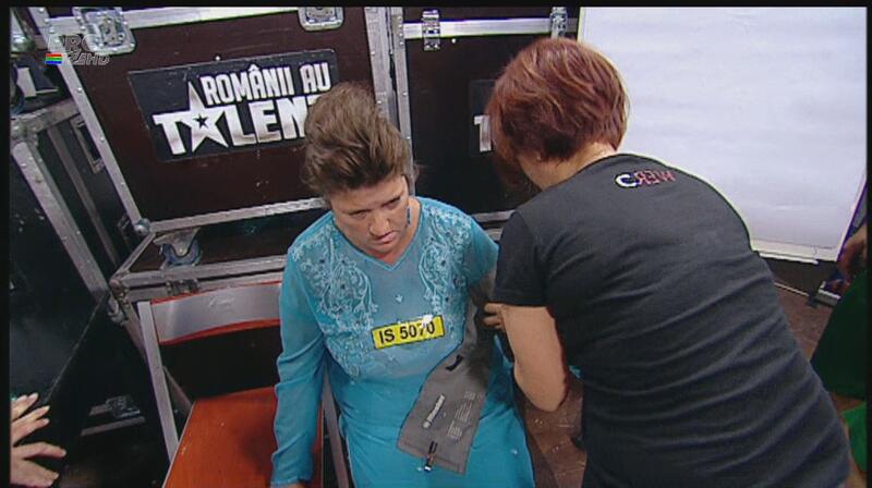 Îmbrăcată-n pijama, a dat-o din Bolliwood pe manea! Ce gafă a făcut o concurentă la Românii au talent! A LE-ŞI-NAT la propriu!