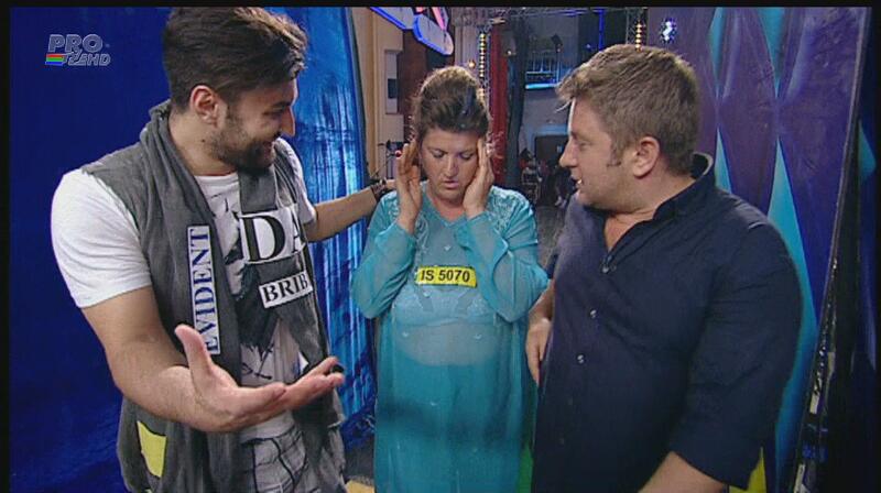 Îmbrăcată-n pijama, a dat-o din Bolliwood pe manea! Ce gafă a făcut o concurentă la Românii au talent! A LE-ŞI-NAT la propriu!