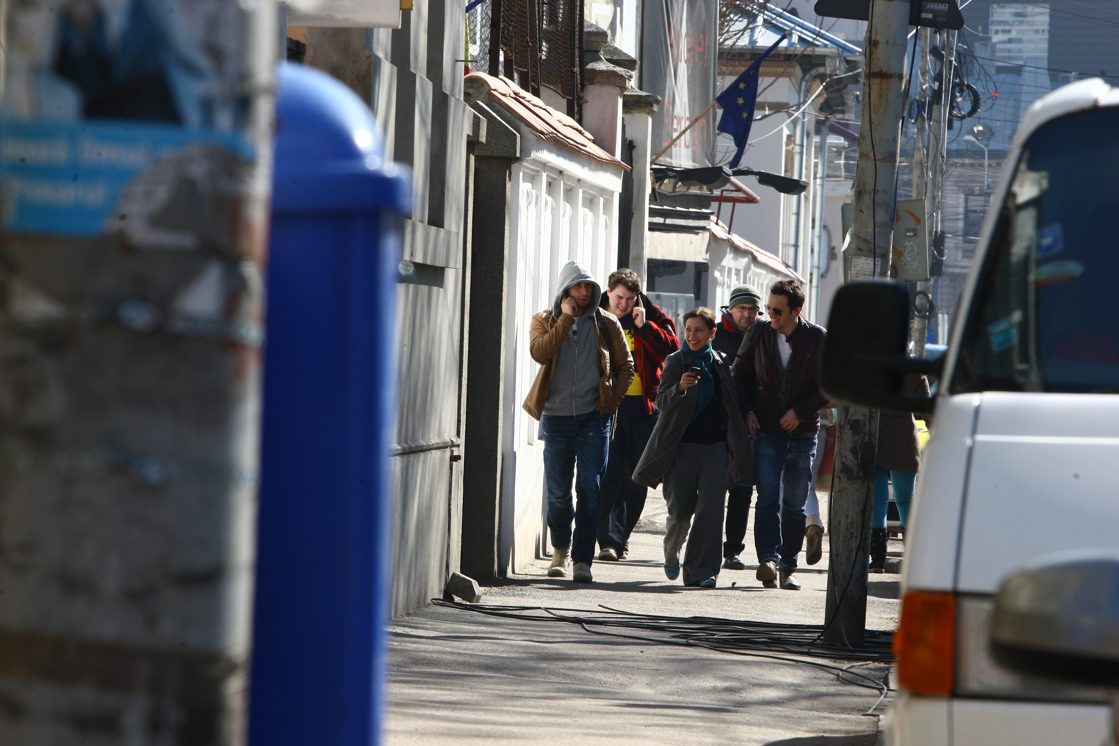 Dragos Bucur a facut o pauza de filmari si a mers sa bea o cafea cu colegii de platou