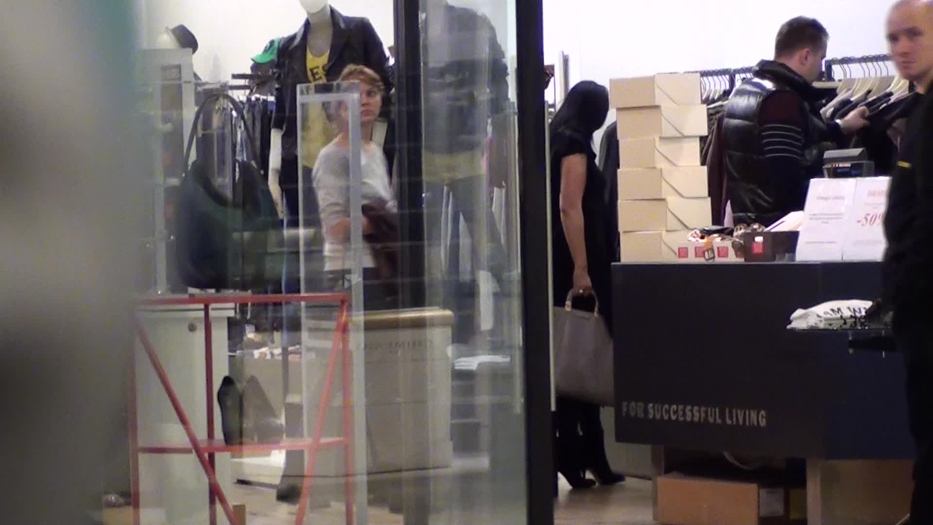 Zana a probat o multime de haine