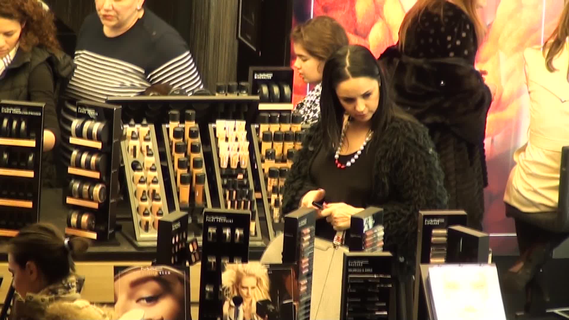 Andreea si-a cumparat un ruj si un fard de pleoape