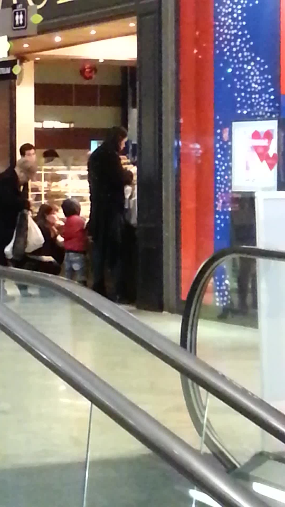 Istovita si infometata, Andreea s-a oprit la o cafenea, unde a baut si a mancat