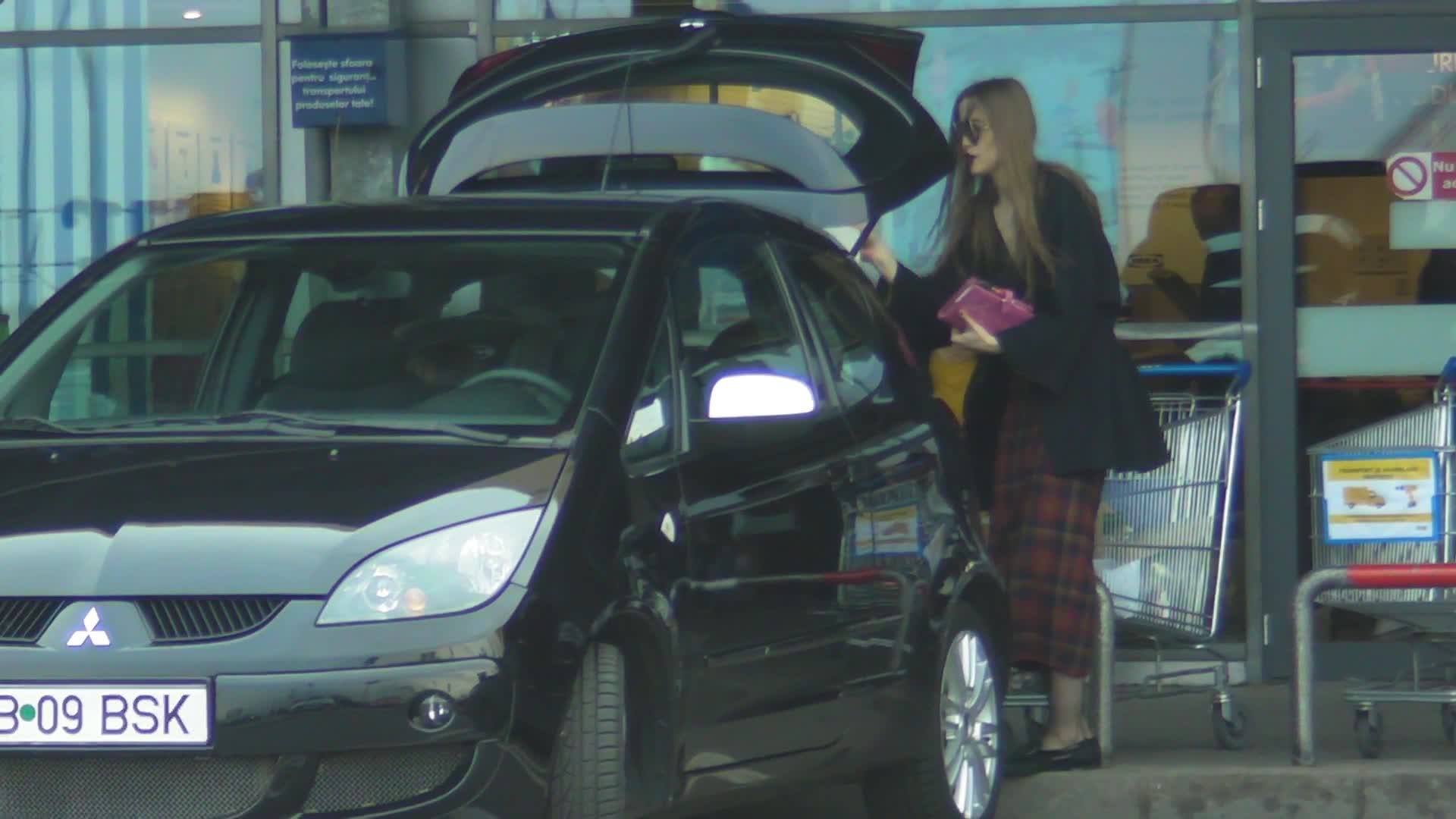 Iulia Albu strage masina cat mai aproape de iesirea din magazin
