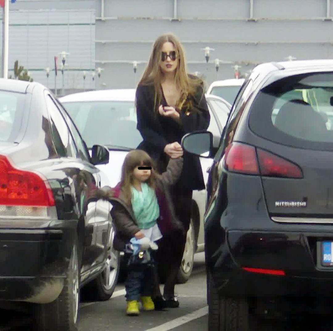 De cand a plecat de acasa, sotia lui Mihai Albu este nedespartita de fiica ei