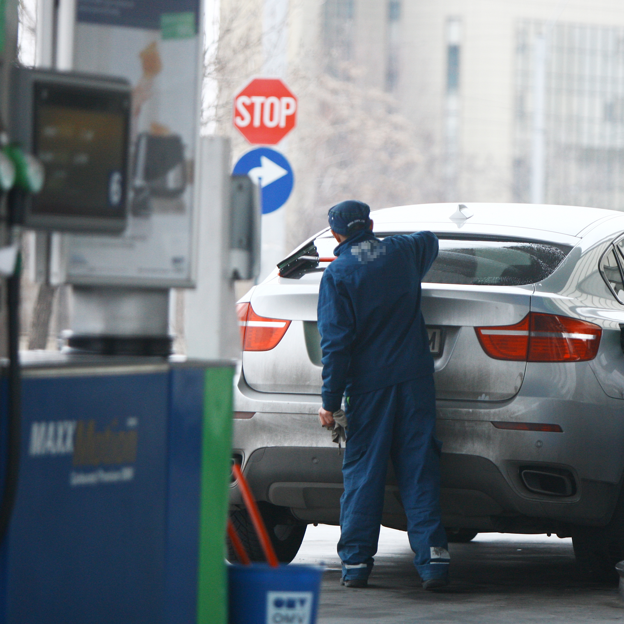 Angajatul benzinariei spala geamurile de la masina cantaretei
