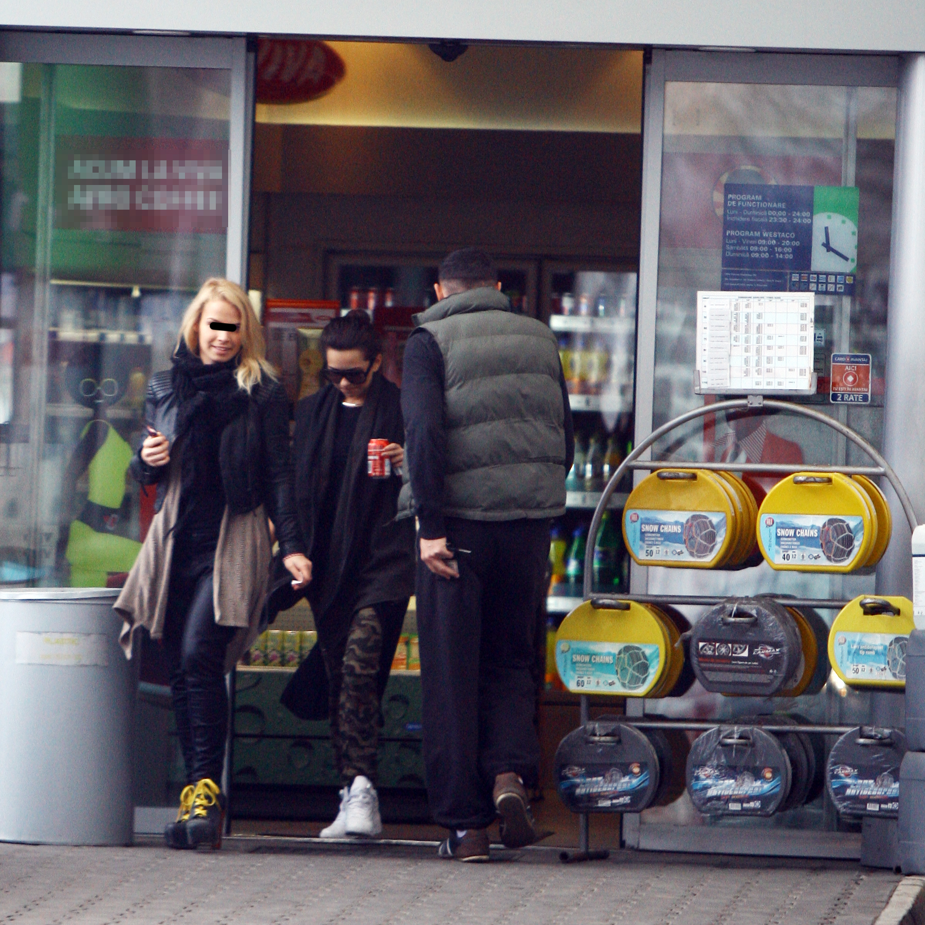 Inan si prietena ei ies din benzinarie