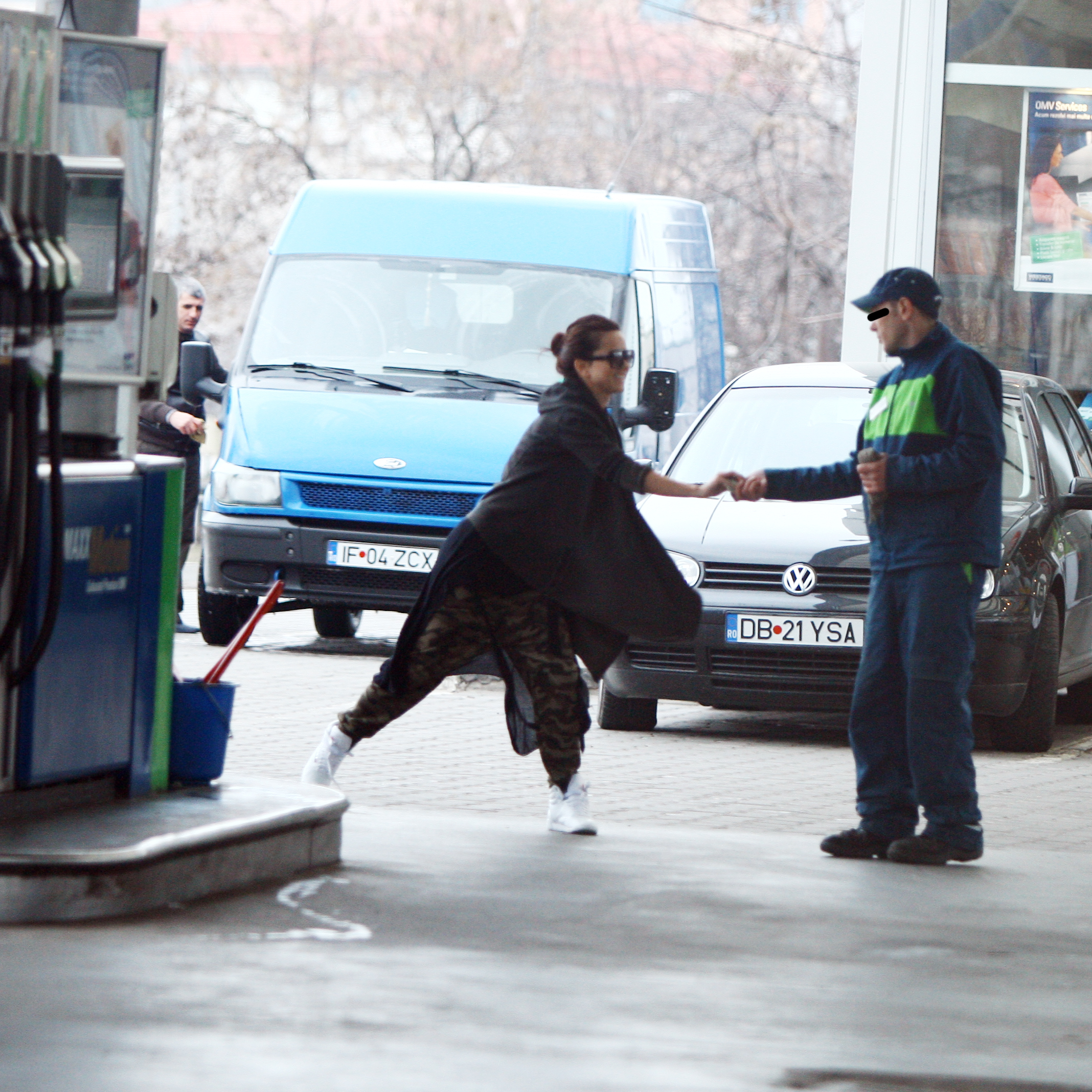 Ii lasa acestuia bacsis