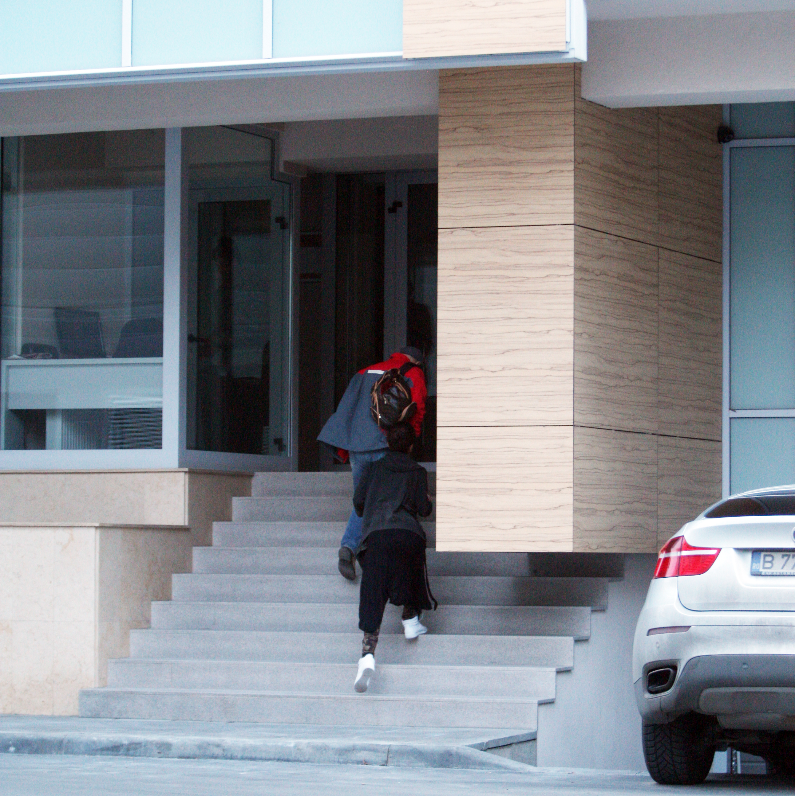 Intra in cladire insotita de un barbat