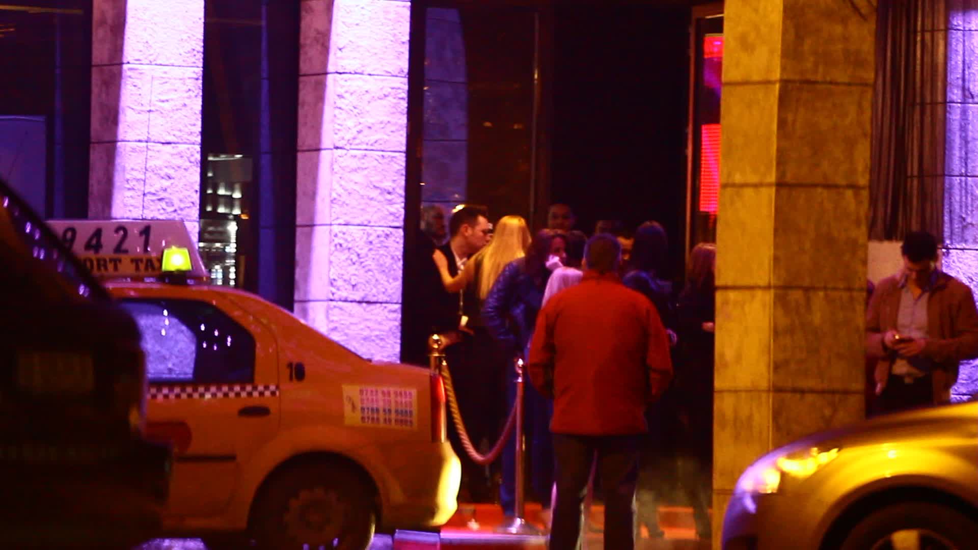 Versace iese din clubul Boa insotit de o blonda pe care se sprijina temeinic. Attfel.. ar cadea...