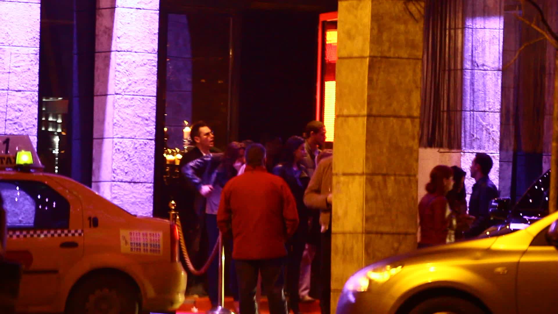 In clipa in care Andrei nu mai reuseste sa se sprijine pe prietena lui, cade gramada pe un perete reusint totusi sa ramana in picioare