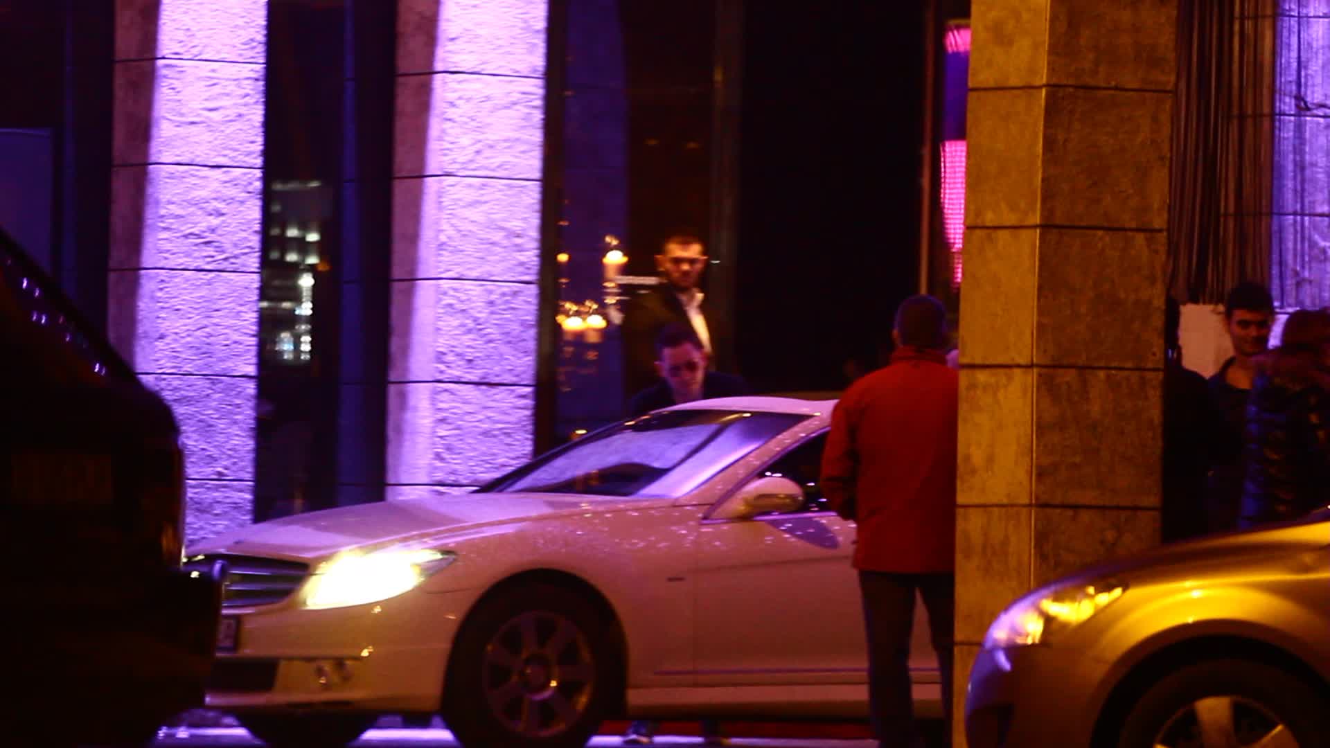 Versace reuseste sa se redreseze, dar disperat sa ajunga acasa, confunda un Mercedes cu un taxi