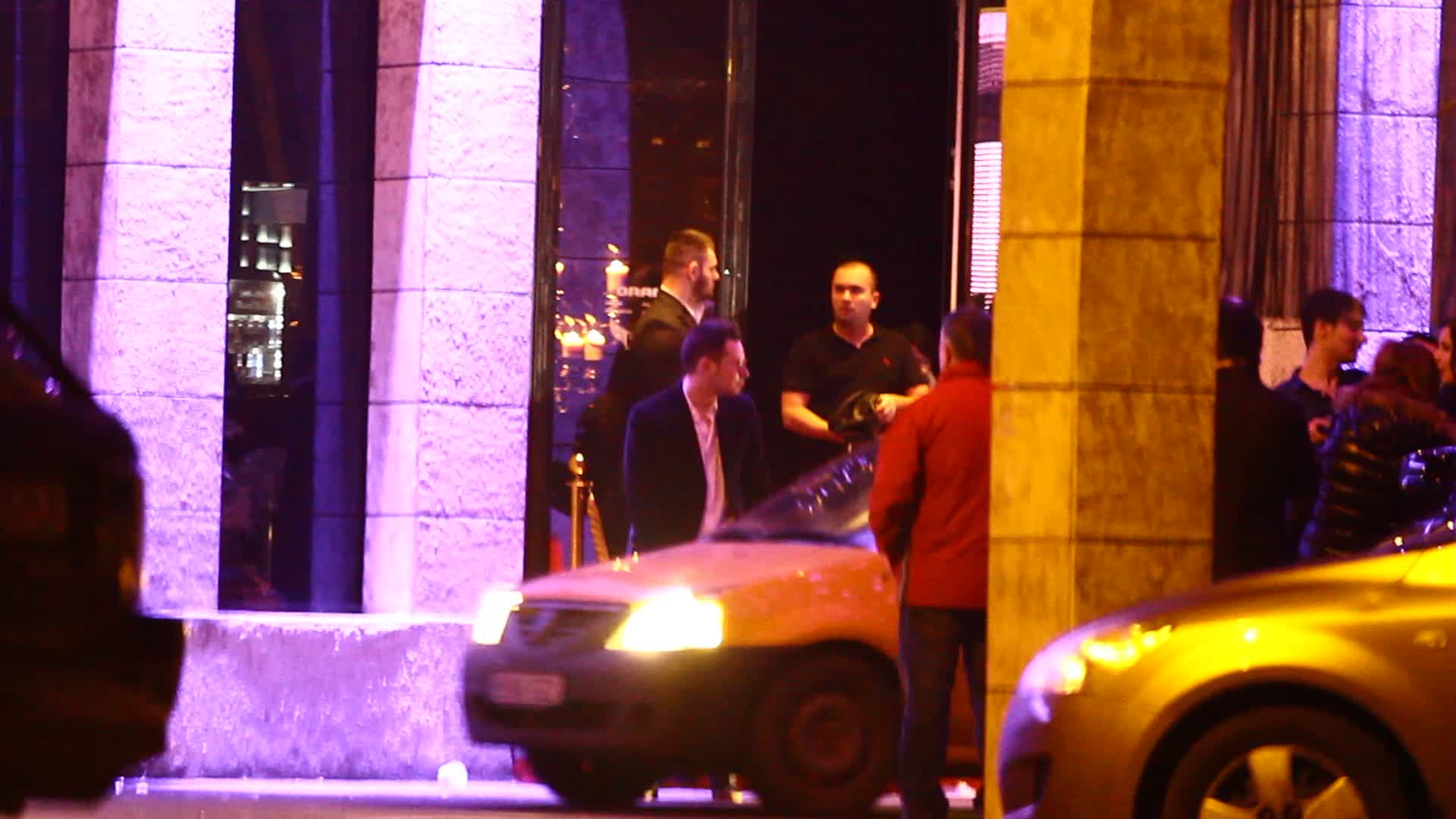 Totusi, chiar si cand gaseste un taxi adevarat, Andrei are ghinion! Soferul nu opreste!