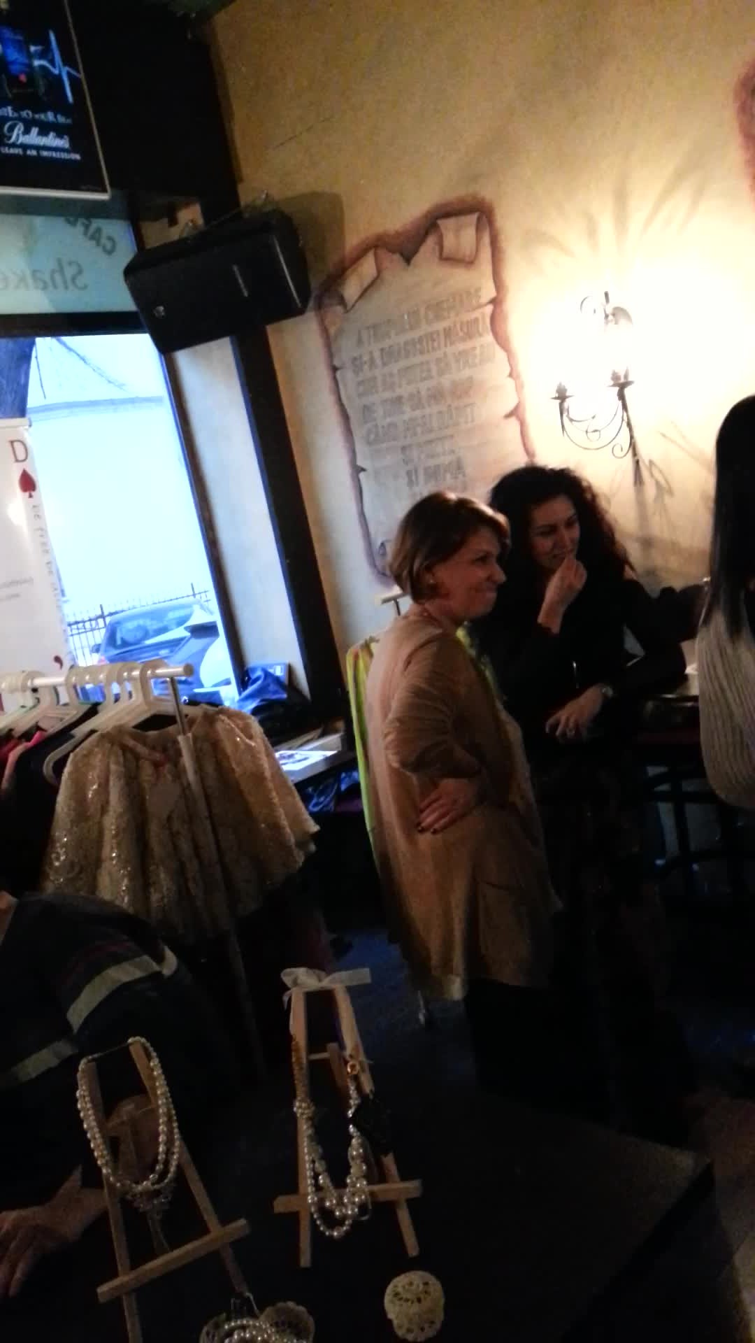 Doinita incearca sa convinga cateva doamne sa cumpere haine vintage