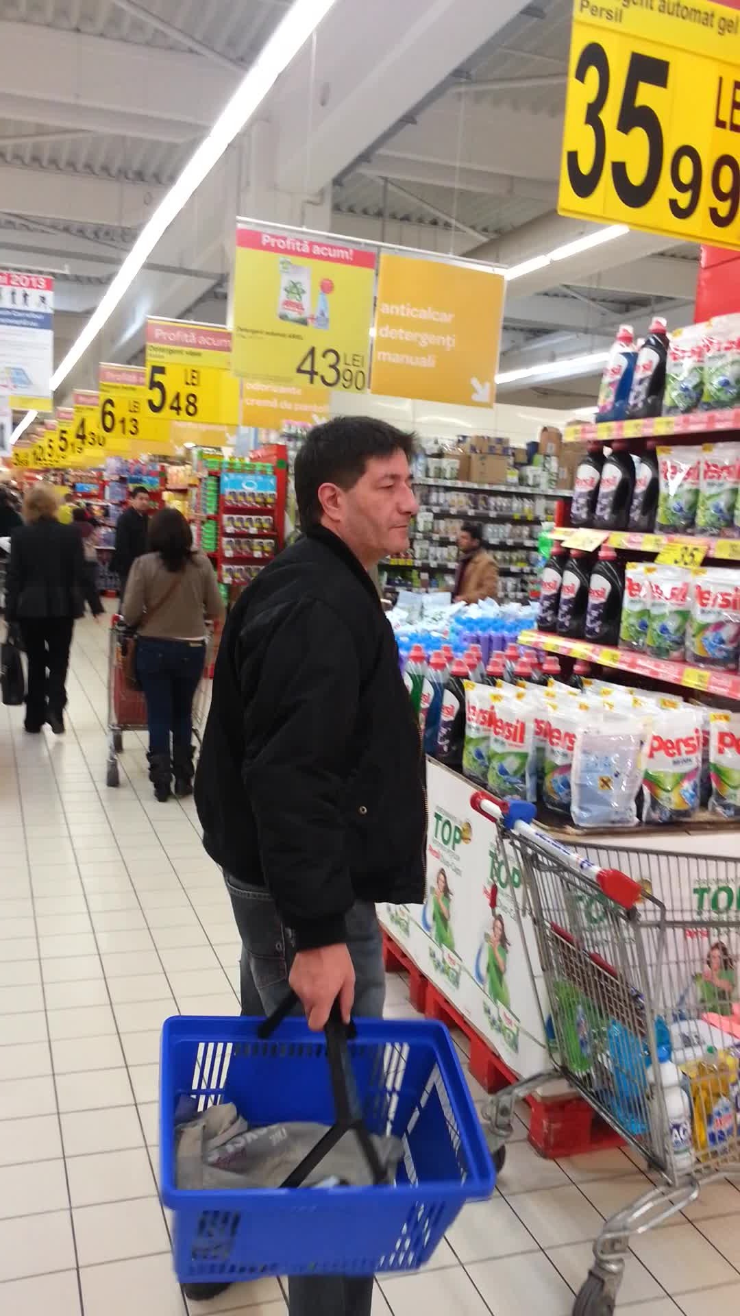 Dupa ce si-a luat un tricou, Radu Pietreanu s-a mutat la raioanele cu detergenti