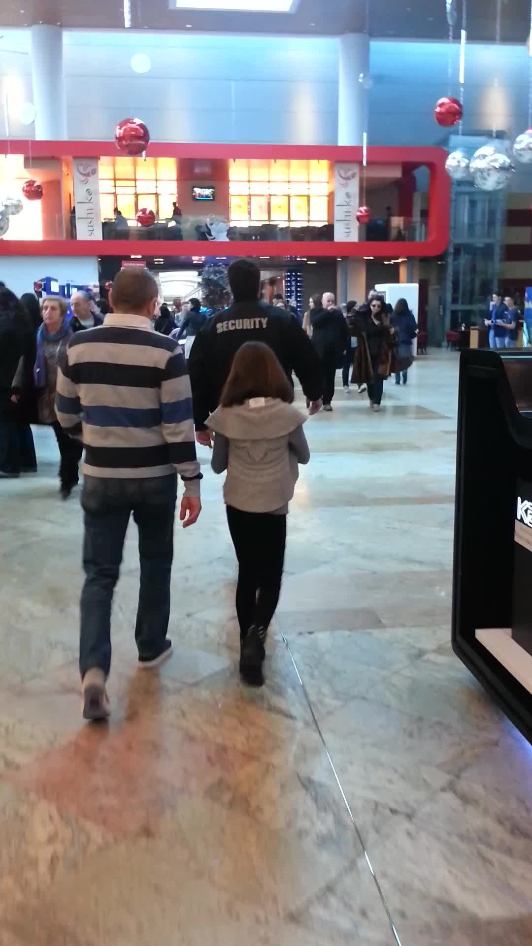 Vedeta merge nestingherit prin mall, fara sa fie agasat de nicun fan