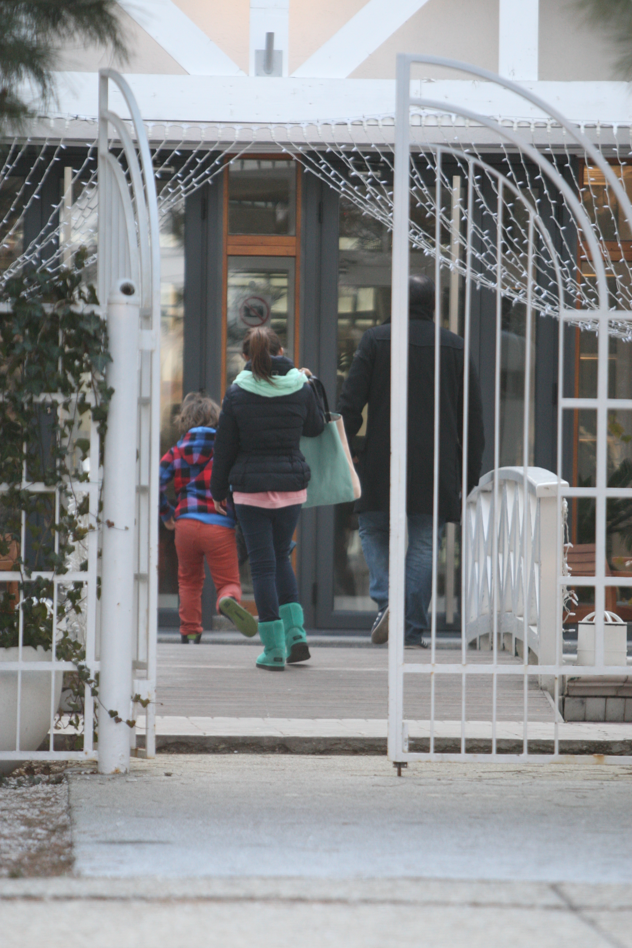 Cei trei se grabesc sa intre in local