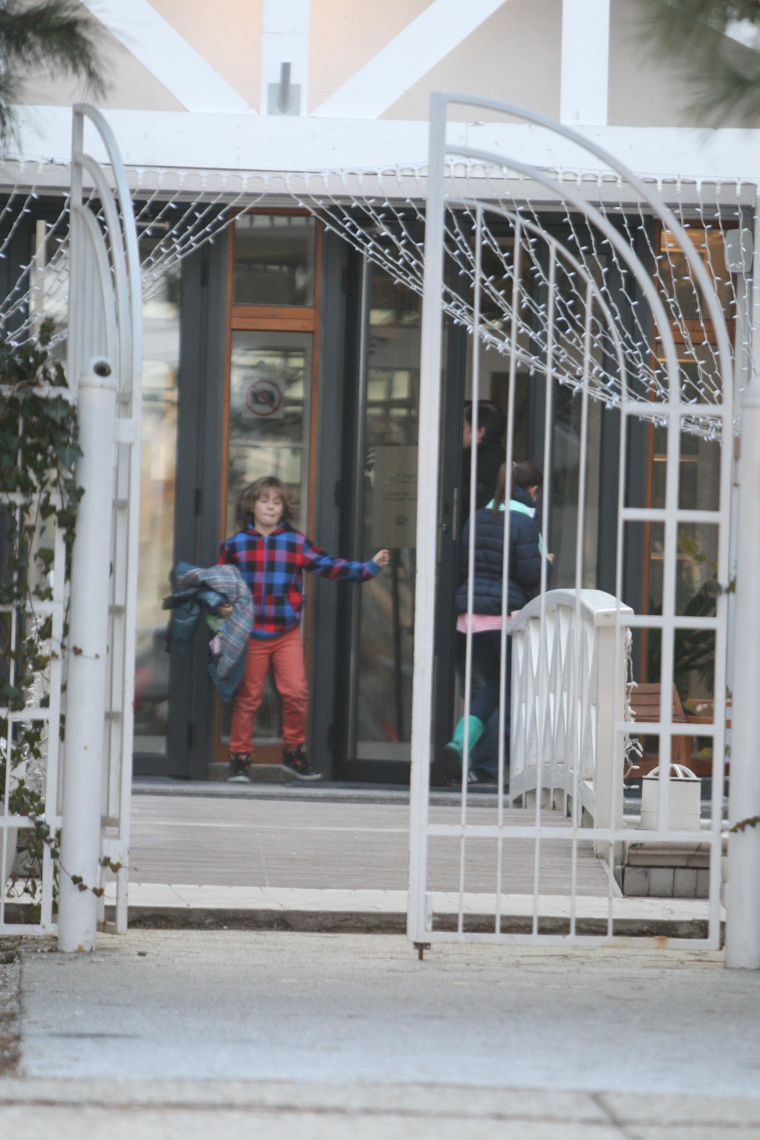 Ca un adevarat gentleman, Aris Melkior tine usa pentru a o lasa sa intre pe sora lui