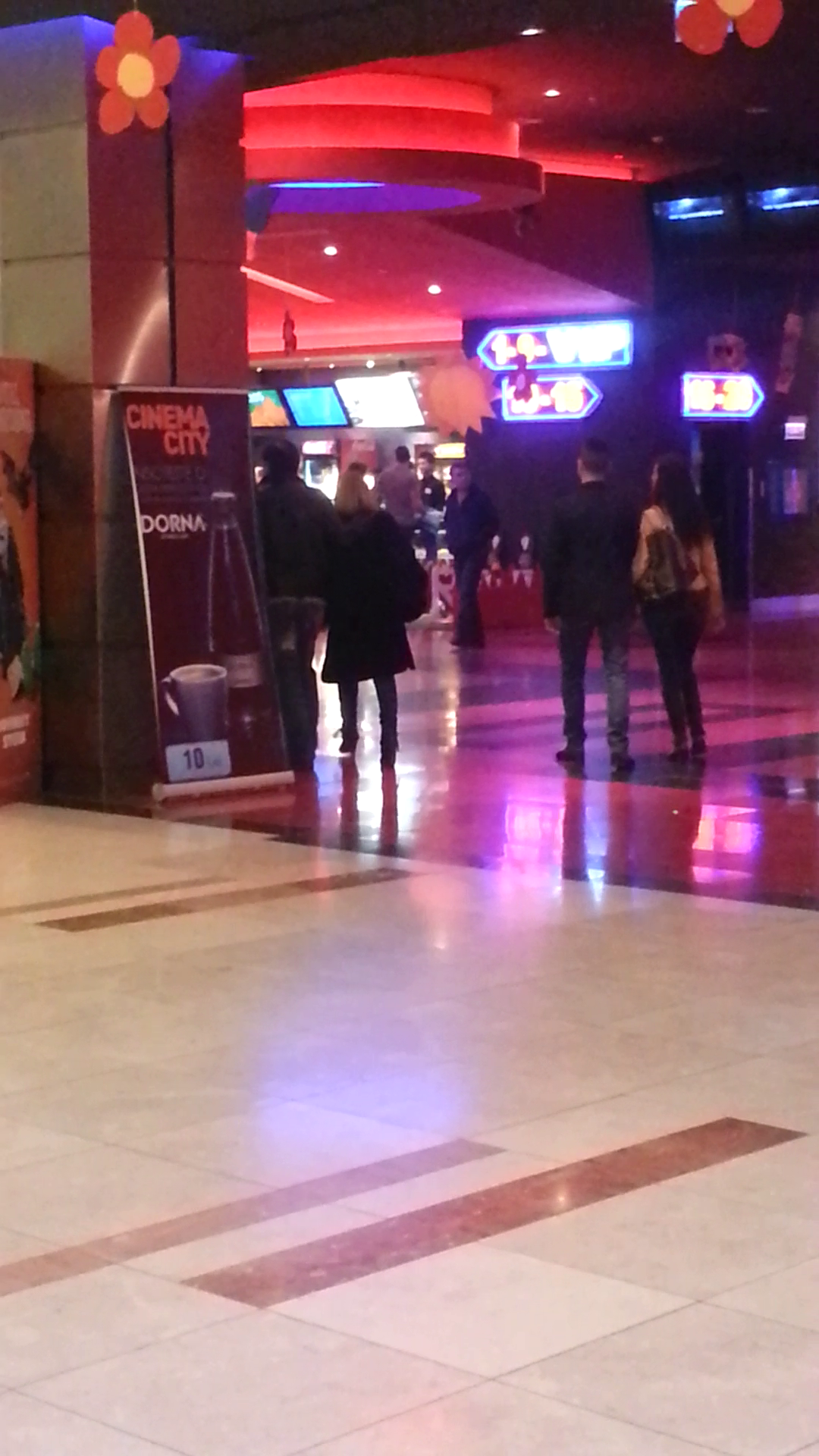 Cei doi soti se intereseaza la ce ora se termina filmul la care se afla fiul lor