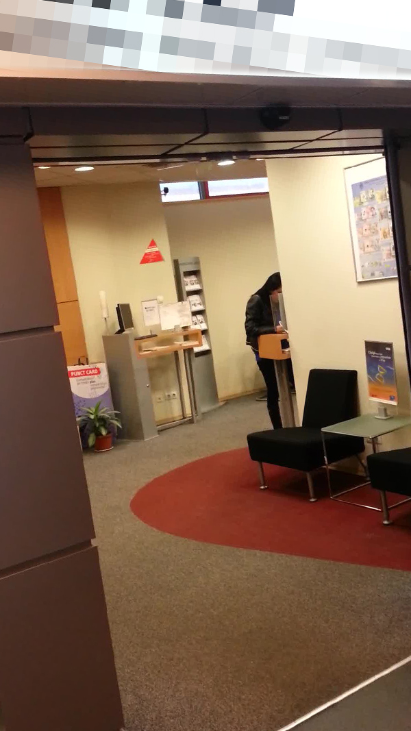 Roxana scoate bani din banca, apoi plateste o factura