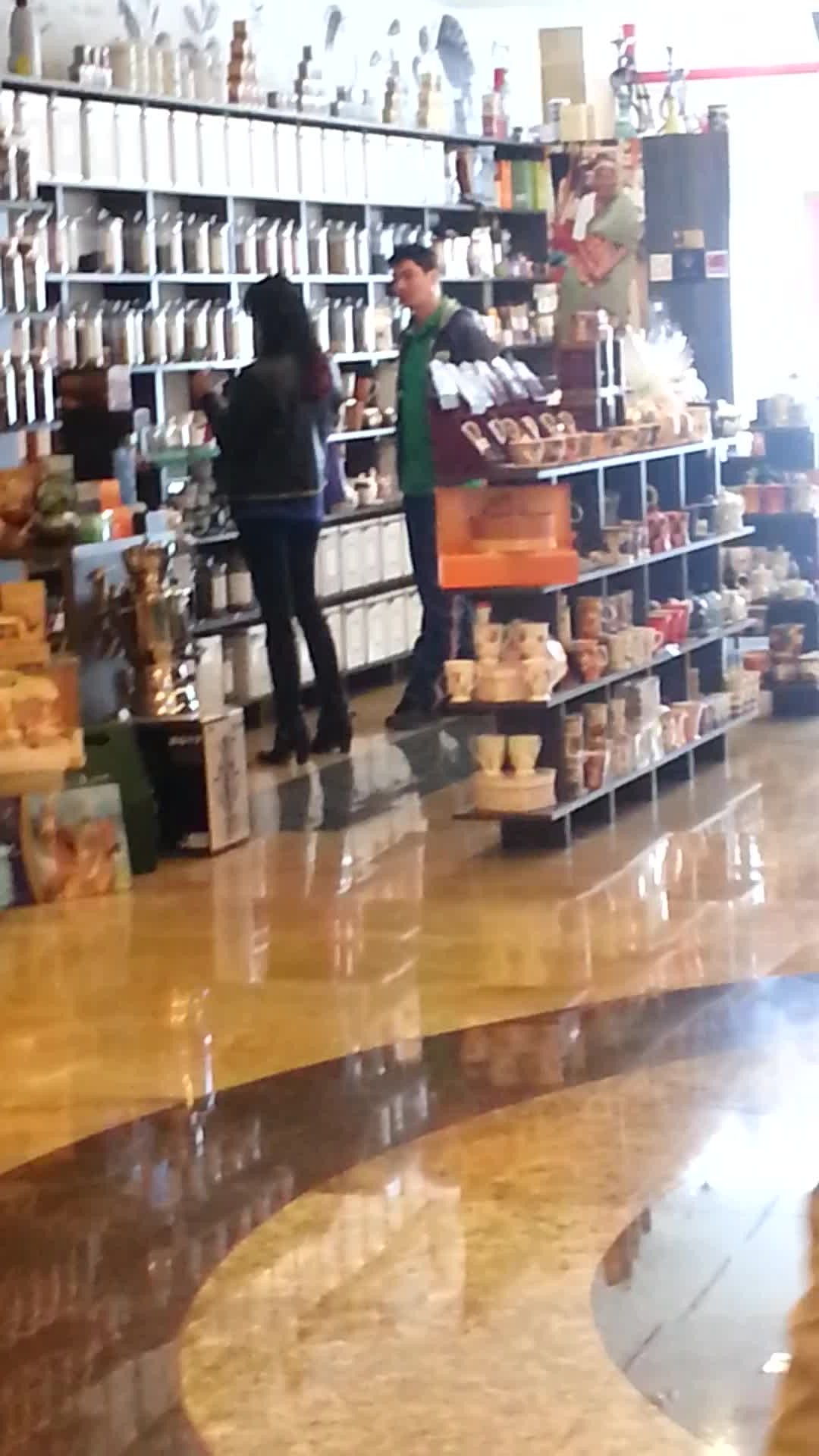 Roxana da iama in raftul cu produse cosmetice