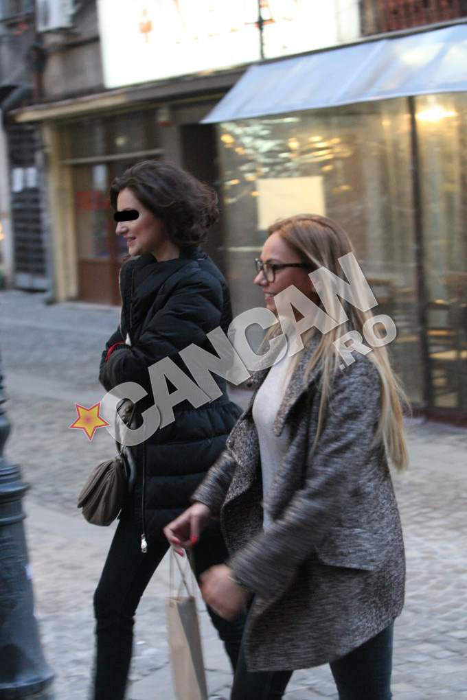 Roxana Ionescu a probat haine vintage, s-a pozat cu fanii si s-a ales cu cateva sticle de vin de colectie!