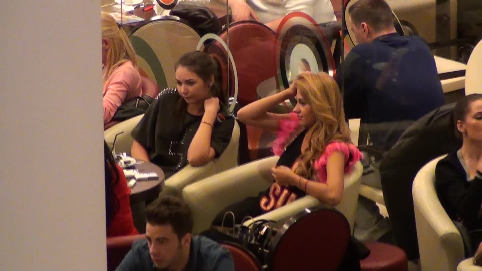 Blonda nu pare foarte interesata de discutia prietenelor sale