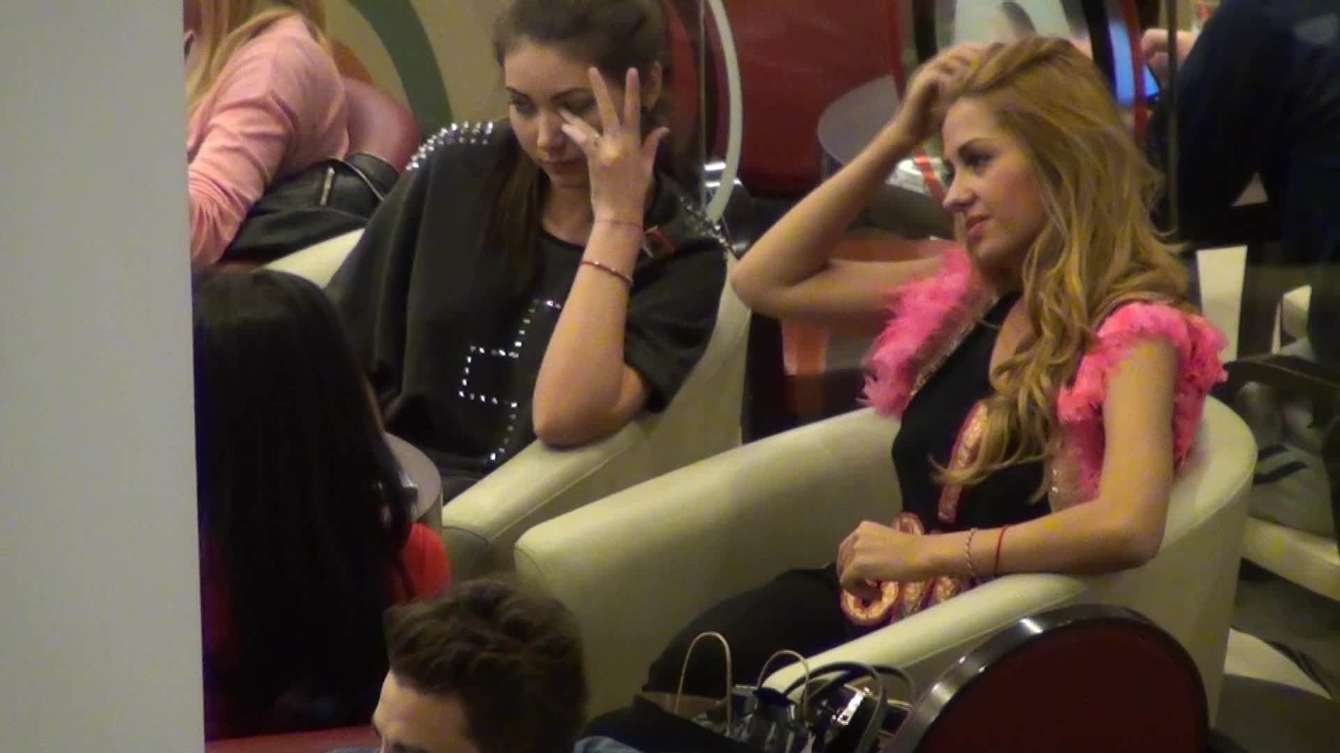 Imbracata cu un tricou cu umeri din pene roz, asistenta Tv atrage toata atentia