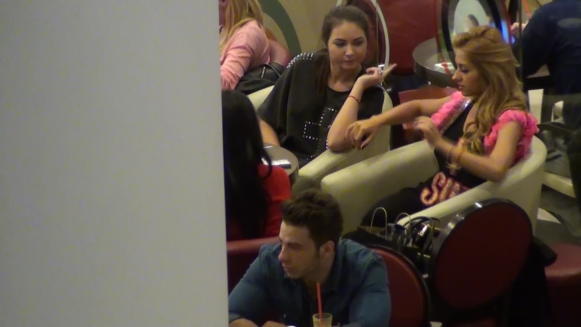 La un moment dat, blonda le arata fetelor cateva miscari de dans