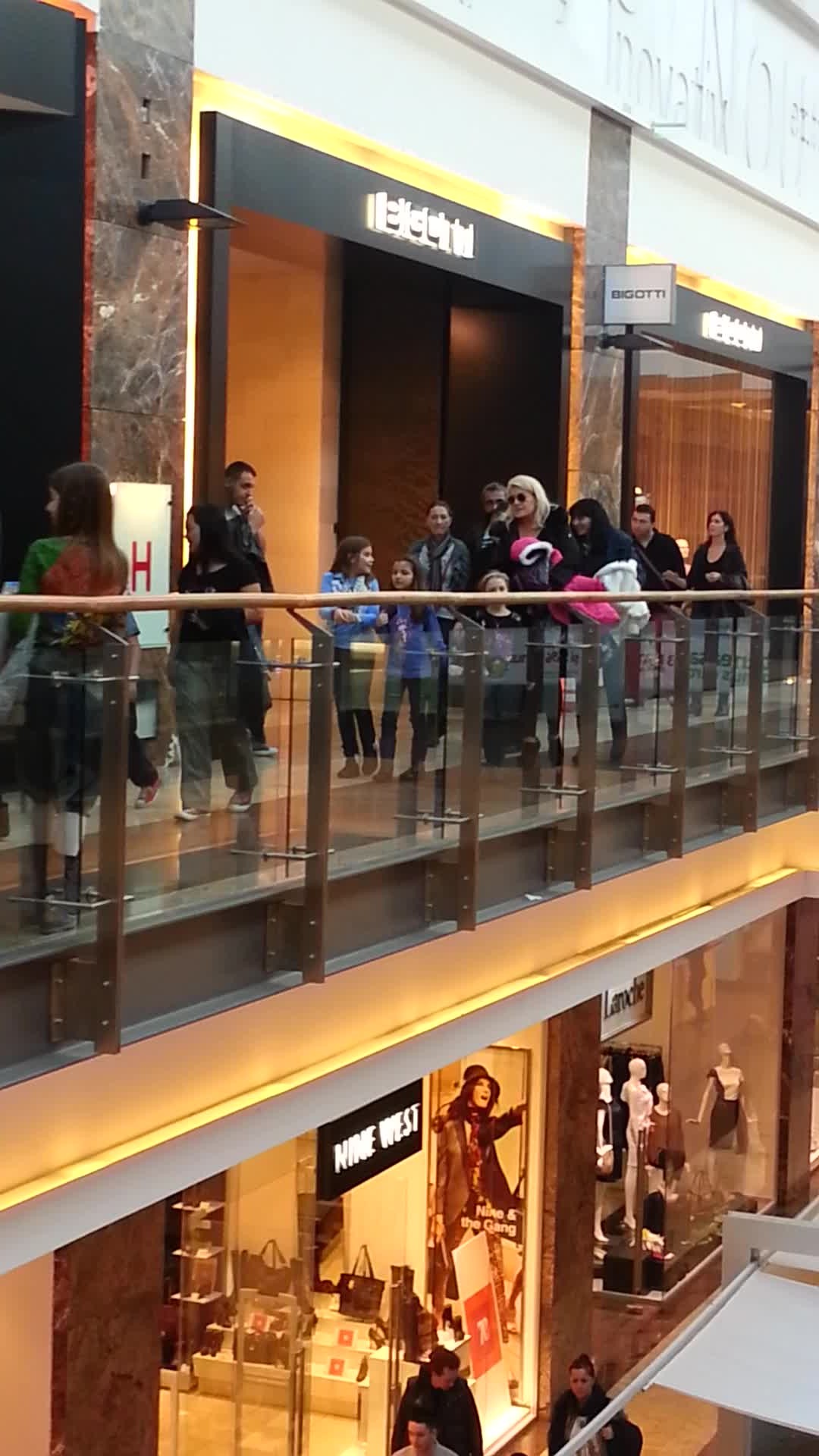 Vedeta si- scos fiica in mall, la un film de copii